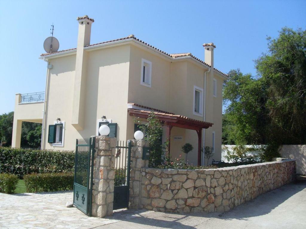 Villa Amelia Metaxata Luaran gambar